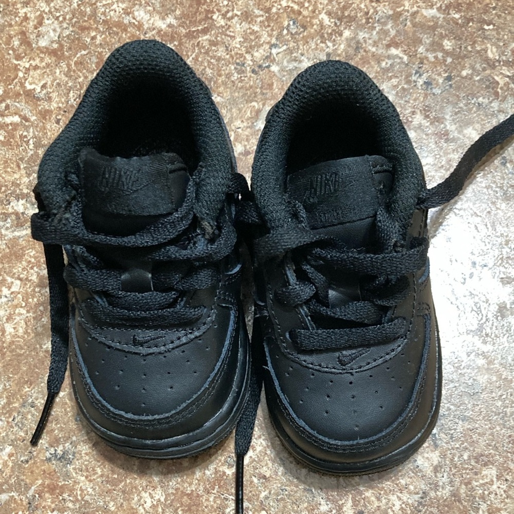 NIKE Kids Black Sneakers. 4C